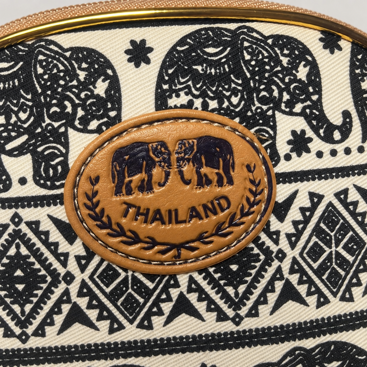 Thai-Elefanten-Etui Creme-Schwarz mit Reißverschluss – ca. 13 × 15 cm