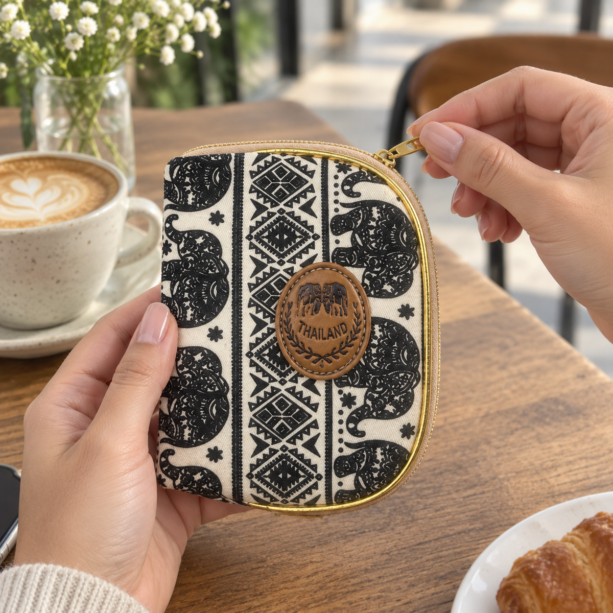 Thai-Elefanten-Etui Creme-Schwarz mit Reißverschluss – ca. 13 × 15 cm